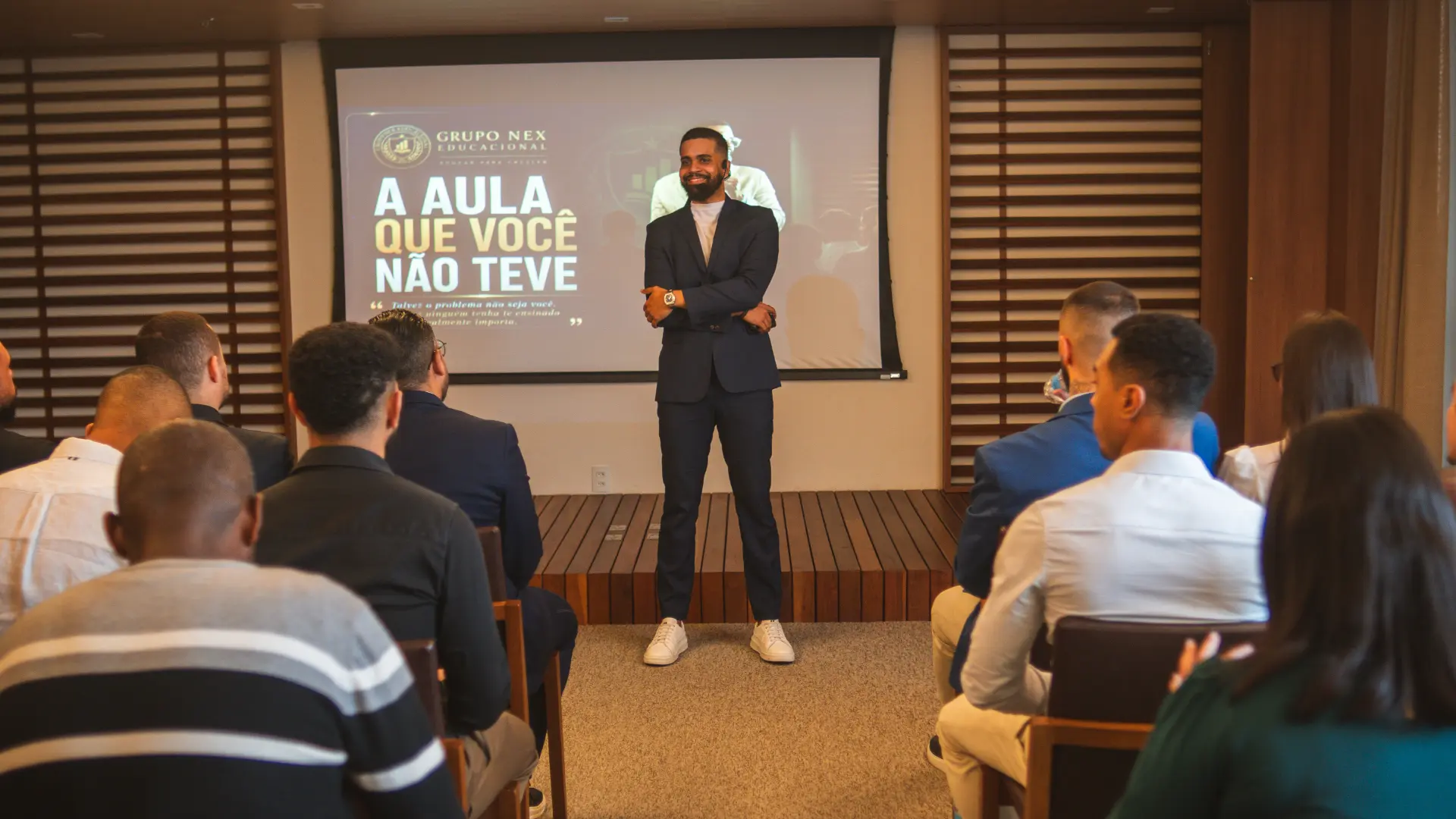 Carlos Lucas palestrando no palco durante o encontro do Grupo NEX Educacional