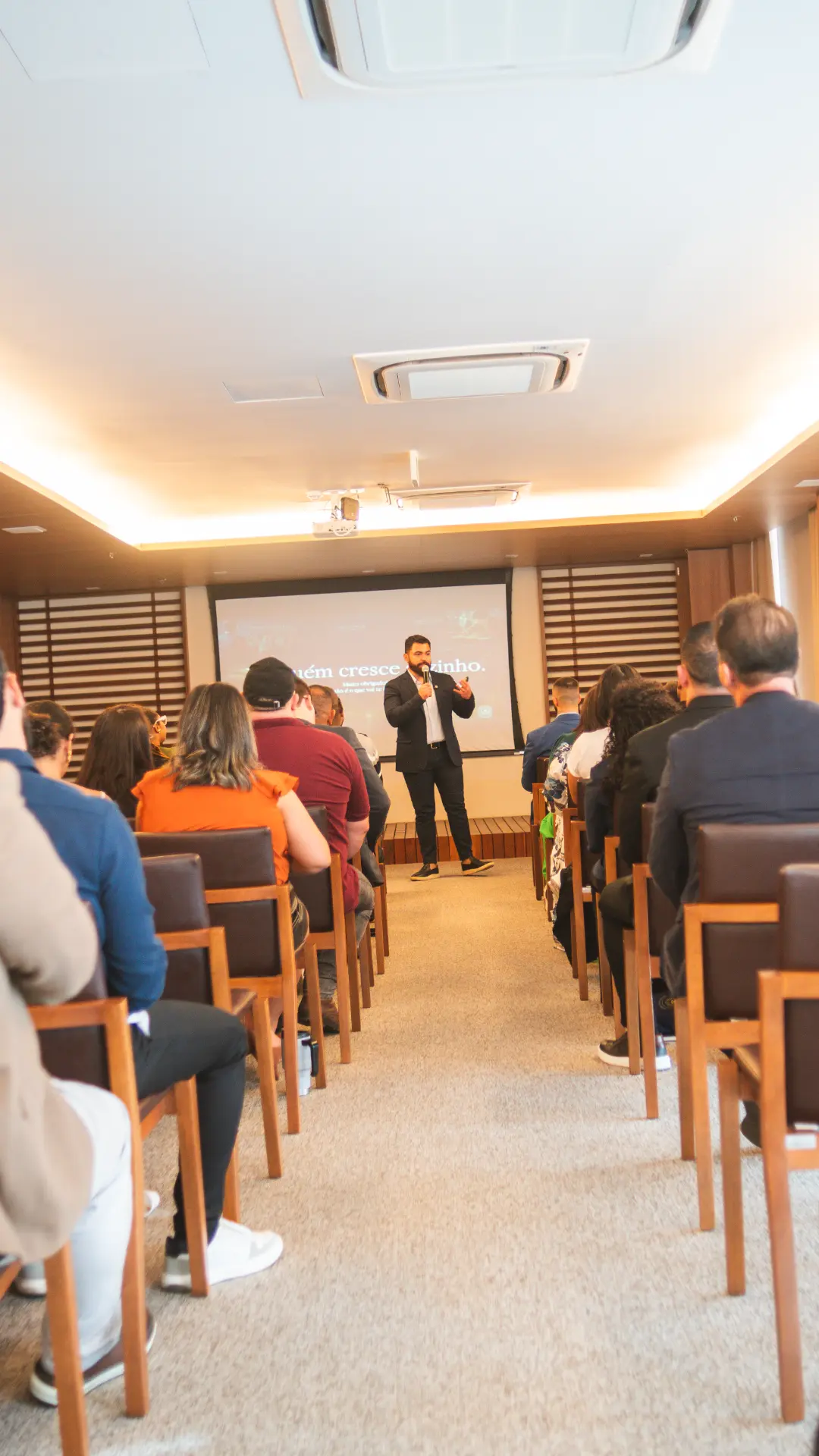 Dionata Cardoso palestrando para a plateia no encontro do Grupo NEX Educacional